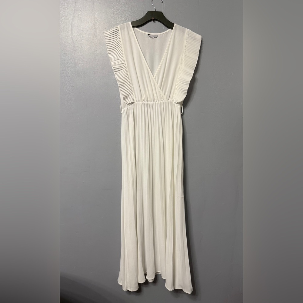 Chic White Maxi Dress with Pleated Sleeves